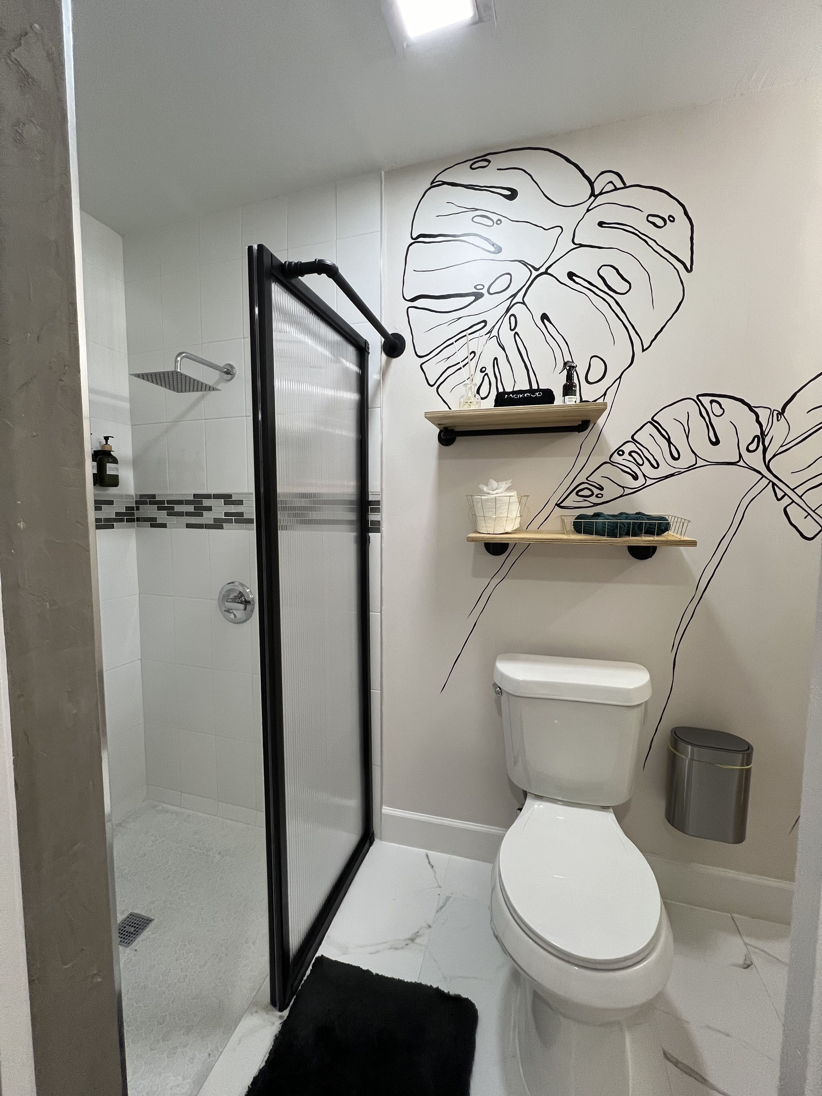 Douche, séchoir à cheveux, serviettes fournies, savon