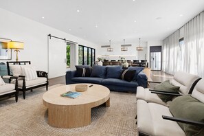 TV, fireplace, books - London Bridge Coastal Escape (Portsea)