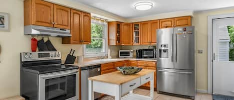 Geladeira, micro-ondas, fogão, cooktop