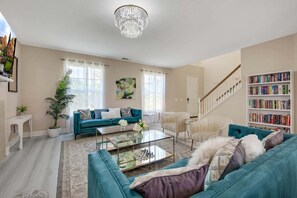 Smart TV, chimenea, futbolito y libros