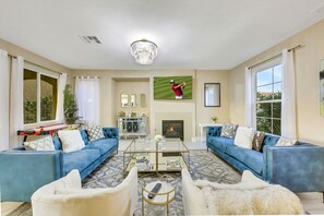 Smart TV, chimenea, futbolito y libros