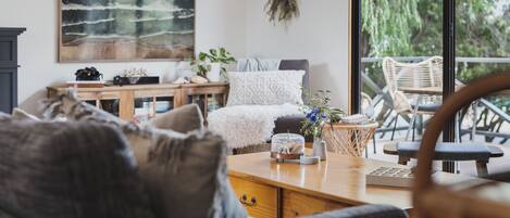 Smart-TV, peis og bøker