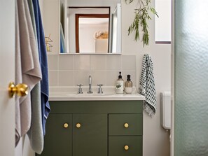 Shower, eco-friendly toiletries, hair dryer, towels - Relax at Preston Beach Escape: your home away from home. (Preston Beach)