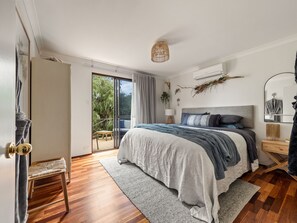 3 bedrooms, iron/ironing board, free WiFi, bed sheets - Relax at Preston Beach Escape: your home away from home. (Preston Beach)