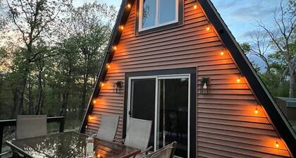 Secluded A frame cabin close Dells, BRAND NEW HOT TUB, firepit, grill.