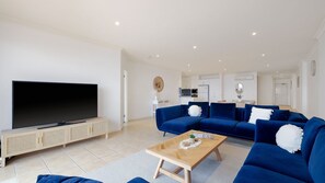 TV, books - Beachfront Bliss in Cowes (Cowes)