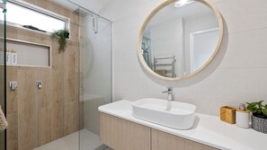 Douche, sèche-cheveux, serviettes fournies