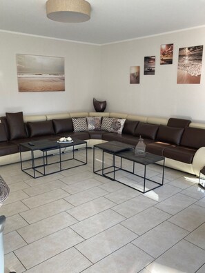 Fernseher, DVD-Player, Stereoanlage