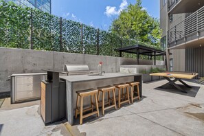Outdoor dining - Downtown Pool and Cabana's- Walk to Broadway! Luxury Downtown Nashville Suite (Nashville)
