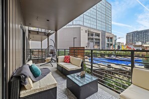Terrace/patio - Downtown Pool and Walk to Broadway! Luxury Downtown Nashville Suite (Nashville)