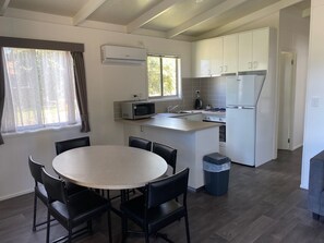Cabaña superior, 2 habitaciones (Beachfront) | Zona de estar
