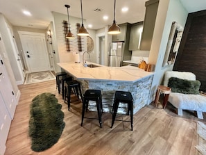 Fridge, microwave, oven, stovetop - Modern Condo | 2 King Beds & Pool Access (Somerset)
