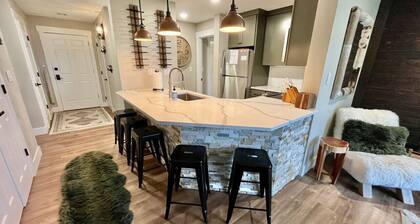 🍁 Summit Blossom – Luxury Condo w/ Fireplace, Views & Spa-Inspired Comfort ✨