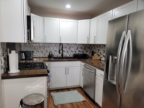 Private kitchen - luxury house ,8min from downtown ,6 min from airport. (Pensacola)