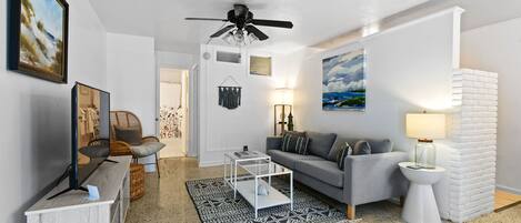 Apartment B | Coin séjour | Télévision à écran plat de 35 pouces avec chaßnes par cùble