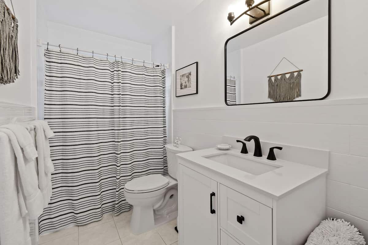 Apartment E | Bagno | Doccia, set di cortesia gratuito, asciugacapelli, asciugamani