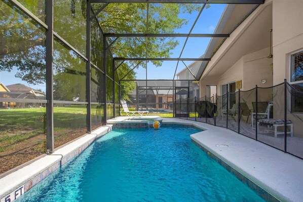 Alberca al aire libre y alberca climatizada