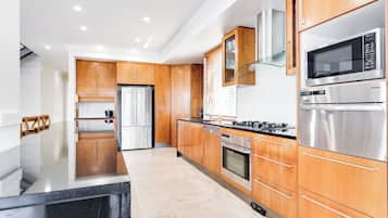 Deluxe Villa | Private kitchen | Fridge, microwave, oven, stovetop