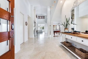 Deluxe Villa | Living area - Lux Tropical Haven Mooloolaba Moonda5 (Mooloolaba)