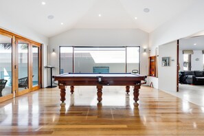 Deluxe Villa | Living area