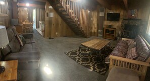 Living area - Cozy beautiful Big Bear cabin, close to the slopes & Lake Furry friends welcome (Big Bear)