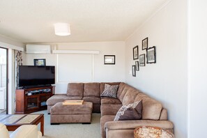 Smart TV, DVD player, books, stereo - Brighton family bach - sea views, close to beach, park & shops, pet friendly! (Waihi Beach)