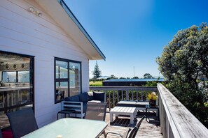Outdoor dining - Brighton family bach - sea views, close to beach, park & shops, pet friendly! (Waihi Beach)