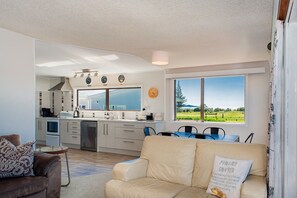 Smart TV, DVD player, books, stereo - Brighton family bach - sea views, close to beach, park & shops, pet friendly! (Waihi Beach)