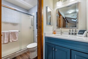 Dusche, Haartrockner, Handtücher