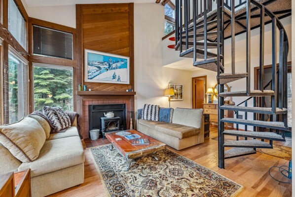 Fernseher, Kamin, Bücher