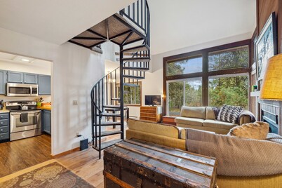 Brundage Meadows 1 - Bright, cozy - 2story - wood stove - forest views - by trails, lake, town