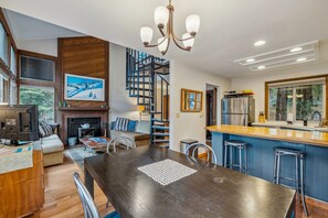 Televisie, een open haard en boeken