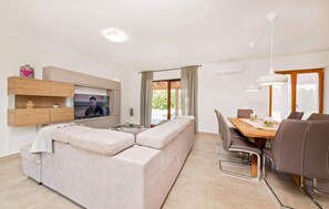 TV - Nice home in Krsan with outdoor swimming pool (Krsan)