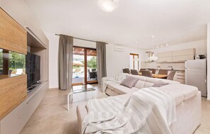 TV - Nice home in Krsan with outdoor swimming pool (Krsan)