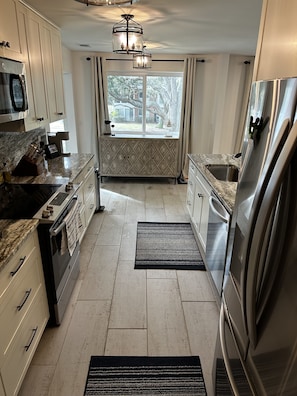 Fridge, microwave, oven, stovetop - Beautiful Island Condo, excellent beach/village/golf location, FLETC Friendly (St. Simons Island)