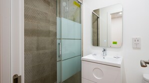 Bruser, hårtørrer, håndklæder, Toiletpapir