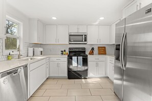 Microondas, horno, parrilla de estufa y lavavajillas 