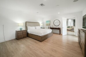 6 bedrooms, iron/ironing board, WiFi, bed sheets