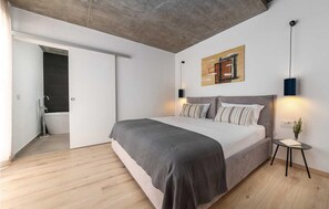 4 chambres, fer et planche à repasser, lit de bébé portatif