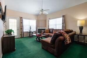 TV, fireplace - 3 BR w/ Loft ~ Golf Course View ~ Sunroom ~ FREE TICKETS INCLUDED! (FW9-6) (Branson)