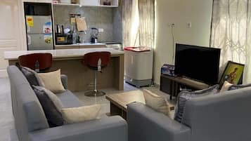 Căn hộ tiện nghi đơn giản, không hút thuốc | Khu phòng khách | TV LCD 32-cm có truyền hình vệ tinh