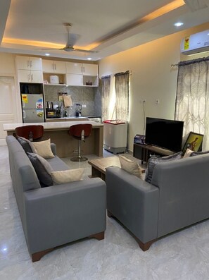 Căn hộ tiện nghi đơn giản, không hút thuốc | Khu phòng khách | TV LCD 32-cm có truyền hình vệ tinh 