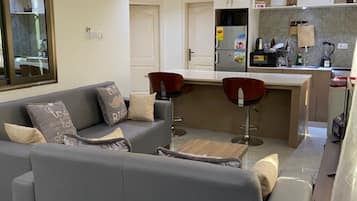 Appartement Confort, non-fumeurs | Coin séjour | Télévision LCD de 32 cm avec chaßnes par satellite