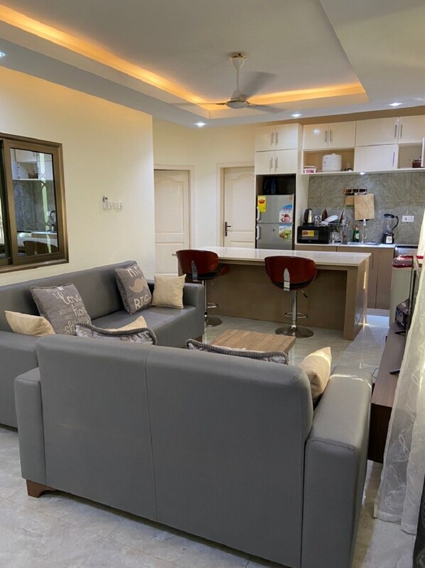 Căn hộ tiện nghi đơn giản, không hút thuốc | Khu phòng khách | TV LCD 32-cm có truyền hình vệ tinh 