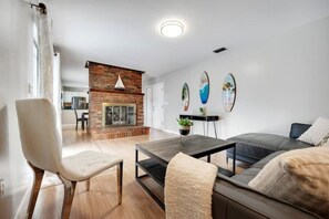 Smart TV, reproductor de DVD, libros, impresora