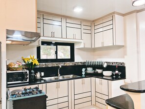 Fridge, microwave, oven, stovetop - Ana’s Haven Transient Baguio ideal for Big group, family and friends! (Baguio)