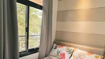 5 bedrooms, iron/ironing board, WiFi, bed sheets