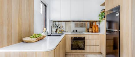 Frigorífico, microondas, horno y placa de cocina