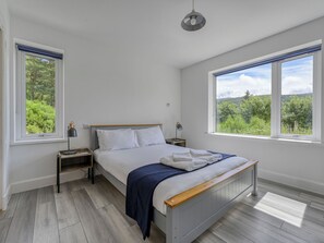 2 bedrooms, iron/ironing board, WiFi