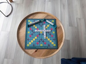 Un jeu de Scrabble sur un plateau en bois.